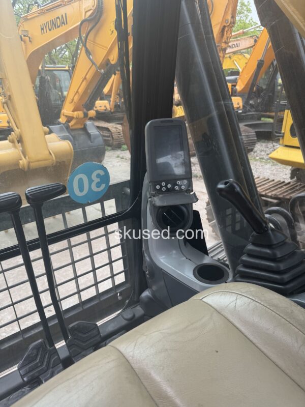 CAT320DL LED SCREEN IN DRIVER ROOM