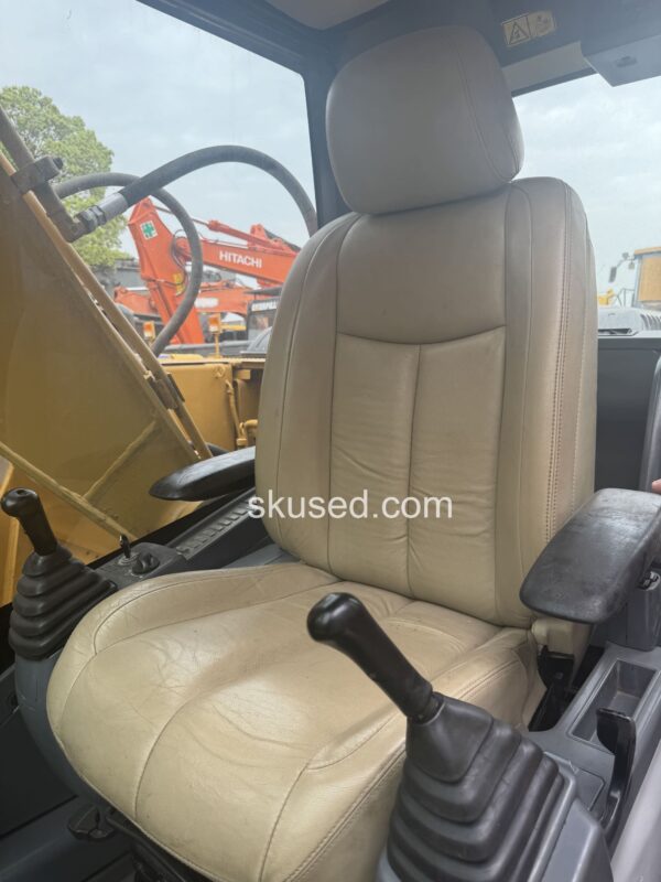 CAT320DL SEAT IN THE DRIVER ROOM