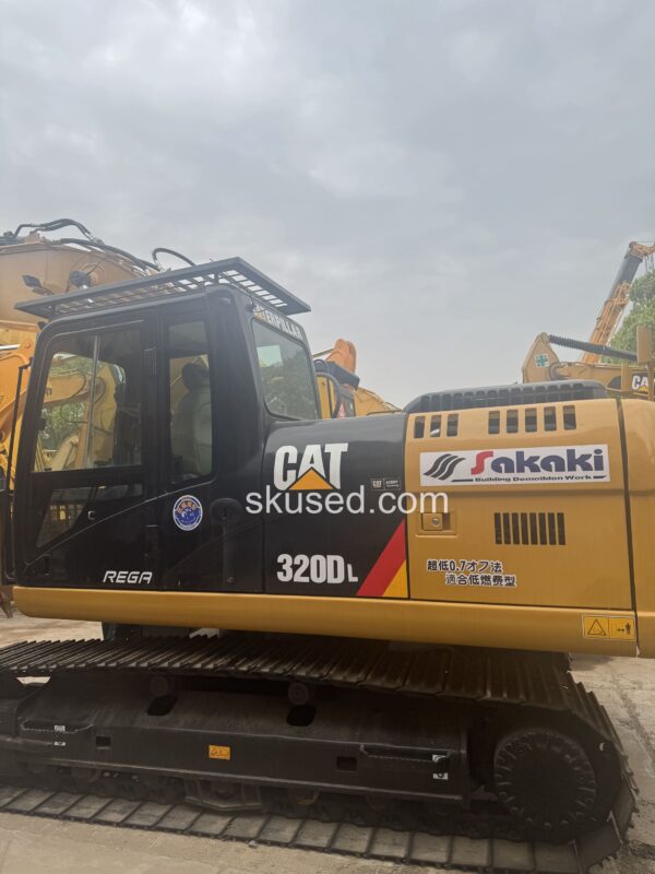 CAT320DL EXCAVATOR LEFT SIDE