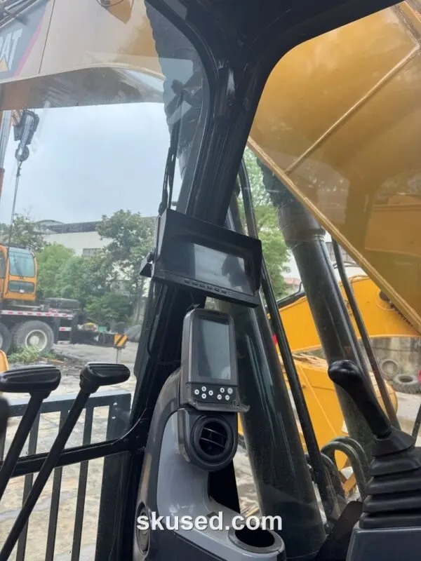 Used CAT 320D2 Excavator-lcd screen