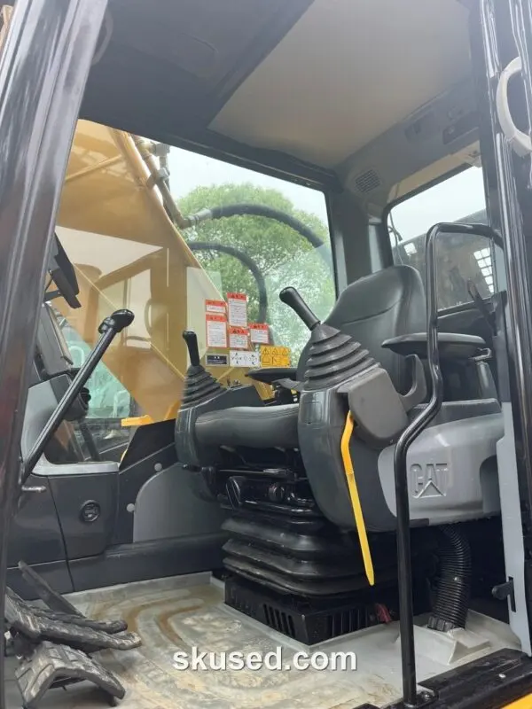 Used CAT 320D2 Excavator-driver room