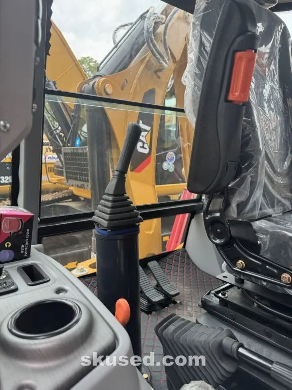 CAT-420F-BACKHOELOADER-driver