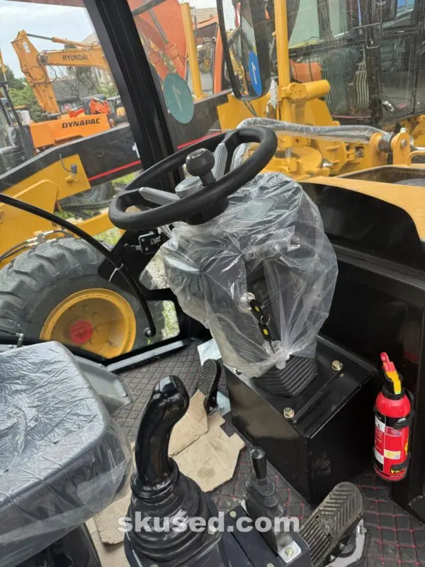 CAT-420F-BACKHOELOADER--driver-room