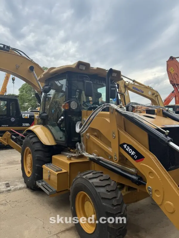 CAT-420F-BACKHOELOADER-right