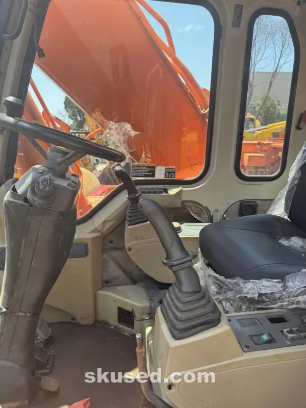 DOOSAN-DH210W-7-WHEELEXCAVATOR-driverroom