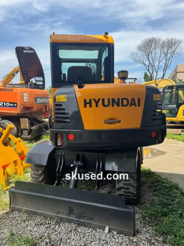 HYUNDAI-60-WHEELEXCAVATOR-back