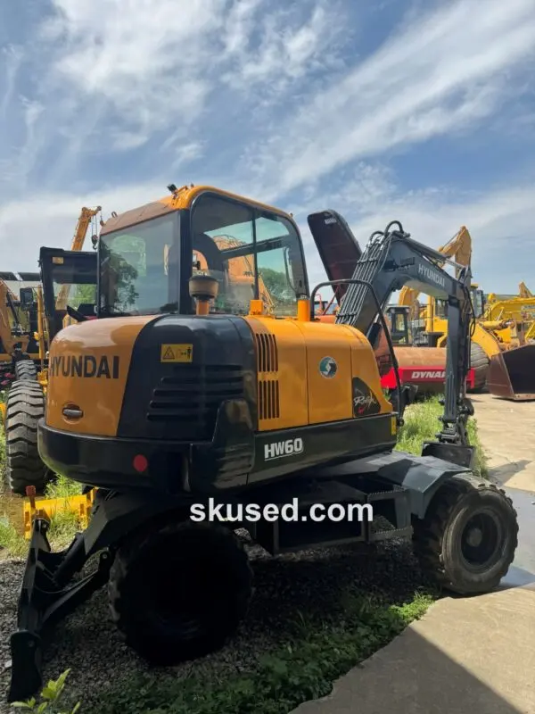 HYUNDAI-60-WHEELEXCAVATOR-right