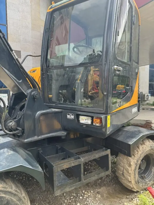 HYUNDAI-60-WHEELEXCAVATOR-left