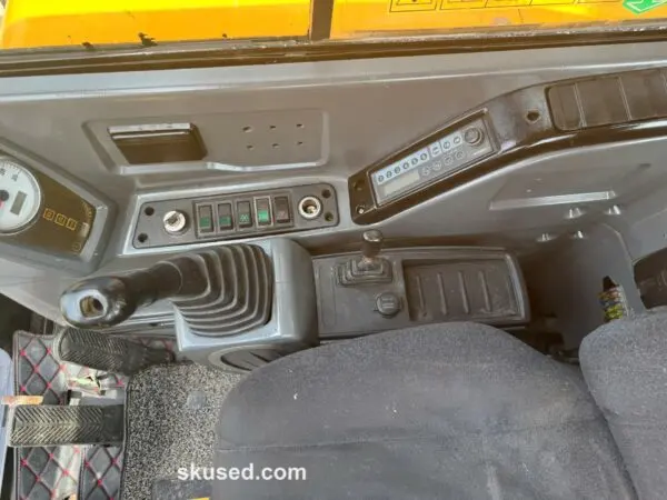 HYUNDAI-60-WHEELEXCAVATOR-control-panel