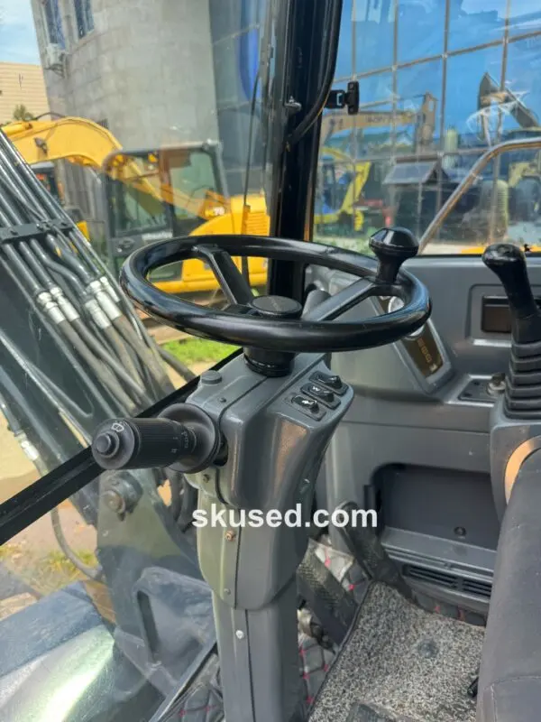 HYUNDAI-60-WHEELEXCAVATOR-driverroom