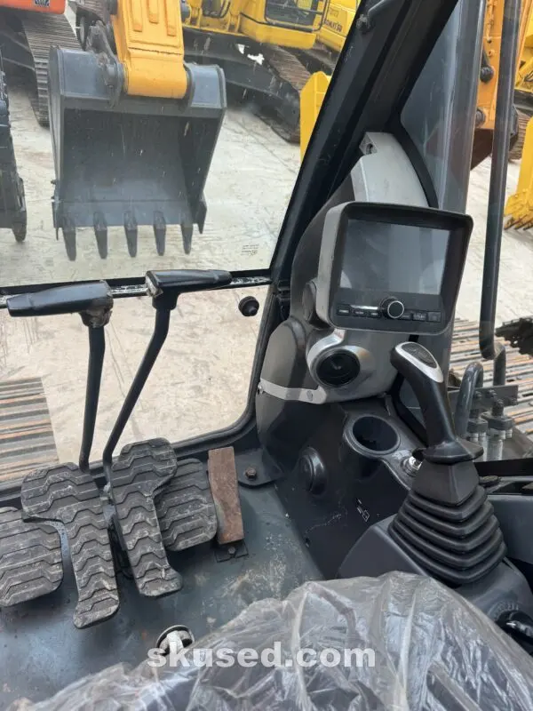 Hyundai-220LC-9S-EXCAVATOR-driver room