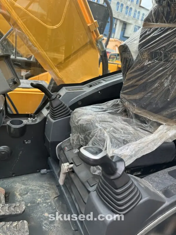 Hyundai-220LC-9S-EXCAVATOR-seat