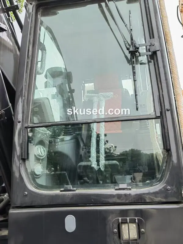 Volvo-EC380DL-Excavator-driver room